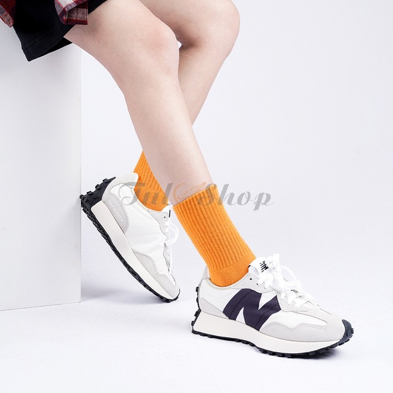 Hình ảnh cận cảnh một đôi giày New Balance phối màu đẹp