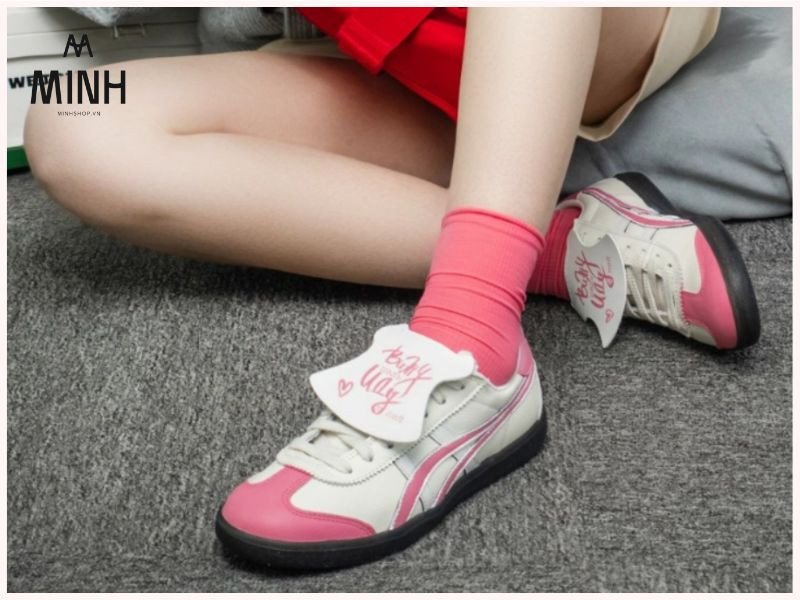 Hình ảnh cận cảnh một đôi giày Onitsuka Tiger Mexico 66 màu vàng cổ điển, minh họa form dáng đặc trưng