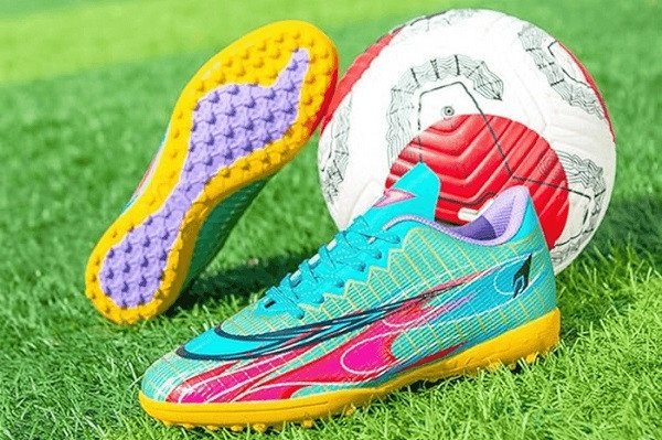 Hình ảnh cận cảnh một đôi giày với đế giày đá bóng TF