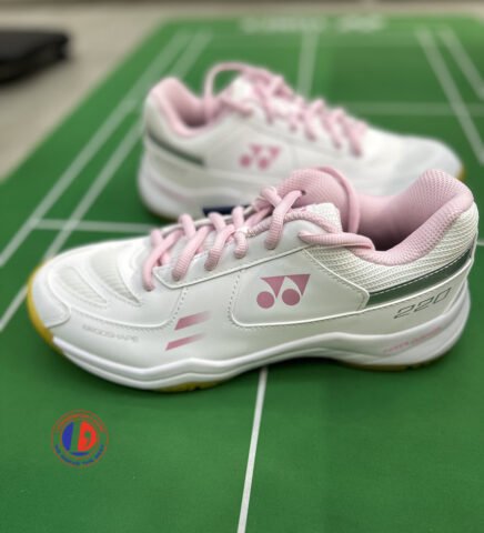 Hình ảnh chi tiết **giày Yonex SHB220CR trắng hồng** với thiết kế hiện đại