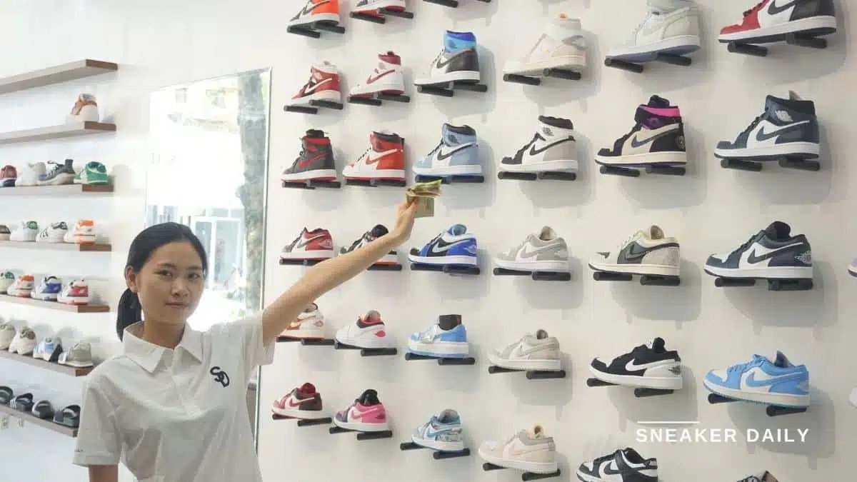 Hình ảnh cửa hàng chuyên bán giày thể thao và sneaker