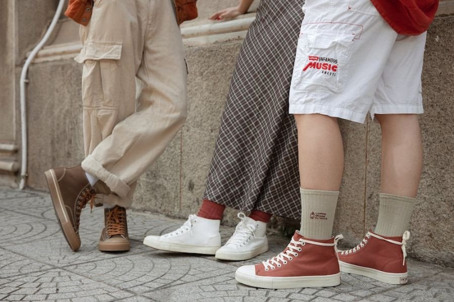 Hình ảnh cửa hàng Cox Đà Lạt, trưng bày nhiều mẫu giày do Việt Nam sản xuất.