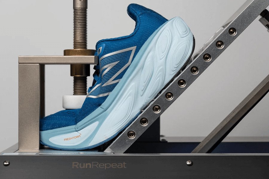 Hình ảnh độ cứng và linh hoạt của đế giày New Balance Fresh Foam X More v5