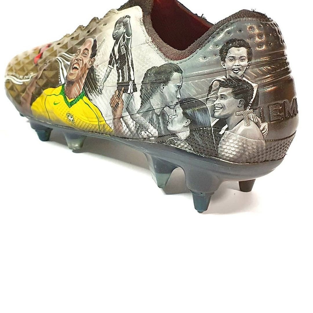 Hình ảnh gia đình Ronaldinho được vẽ tinh tế trên gót giày đá bóng