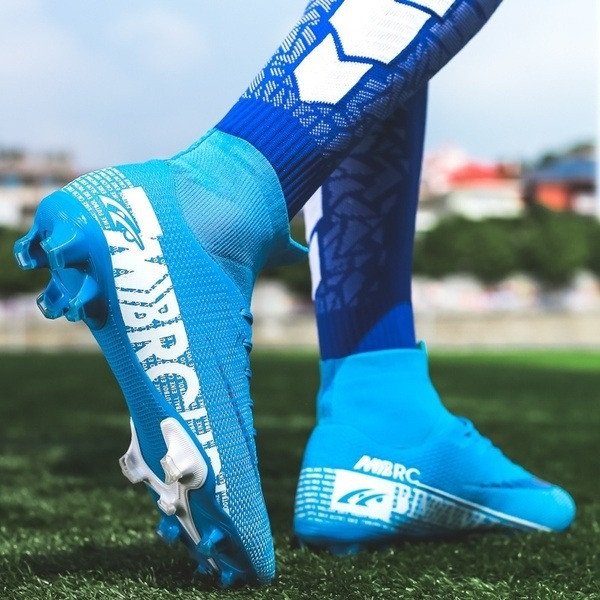 Hình ảnh giày đá bóng đinh FG cổ cao với thiết kế hiện đại, ôm chân