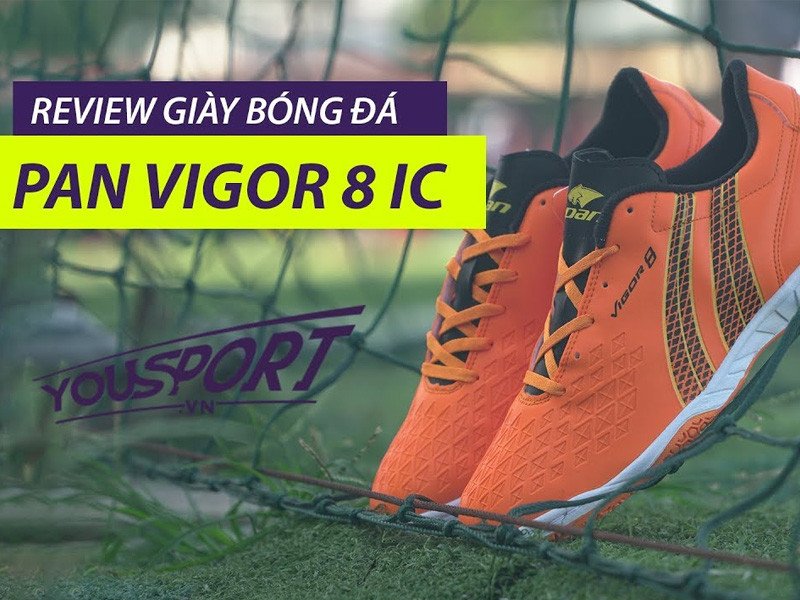Hình ảnh giày đá bóng siêu nhẹ và giày nặng, minh họa sự khác biệt về trọng lượng