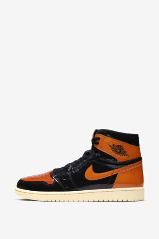 Hình ảnh giày Nike Air Jordan 1 Retro High OG phối màu đen cam bắt mắt.