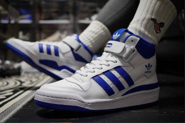 Hình ảnh giày sneaker Mid-Top Adidas Forum hiện đại