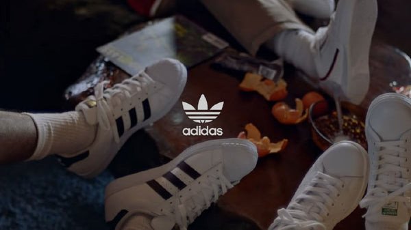 Hình ảnh giày sneaker và định nghĩa cơ bản