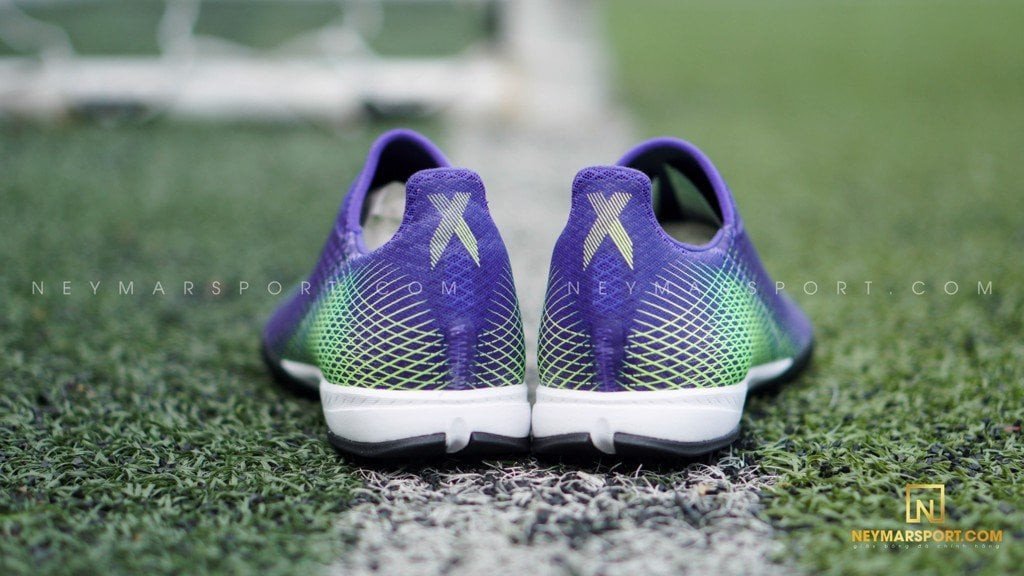Hình ảnh mặt trên giày bóng đá không dây Adidas X Ghosted .3 Laceless TF, cho thấy thiết kế liền mạch