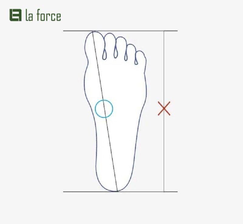 Hình ảnh minh họa chi tiết cách đo chiều dài bàn chân tại nhà bằng giấy và bút để xác định kích thước giày Anta nam chính xác