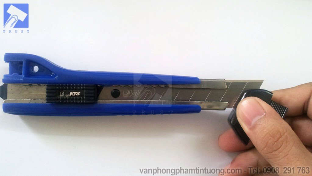 Hình ảnh minh họa dùng chốt để bẻ phần lưỡi dao rọc giấy đã cùn, đảm bảo an toàn