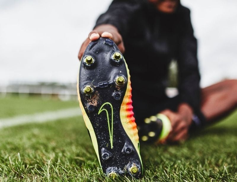 Hình ảnh minh họa giày bóng đá đinh SG, được tối ưu cho sân cỏ tự nhiên mềm, ẩm ướt.