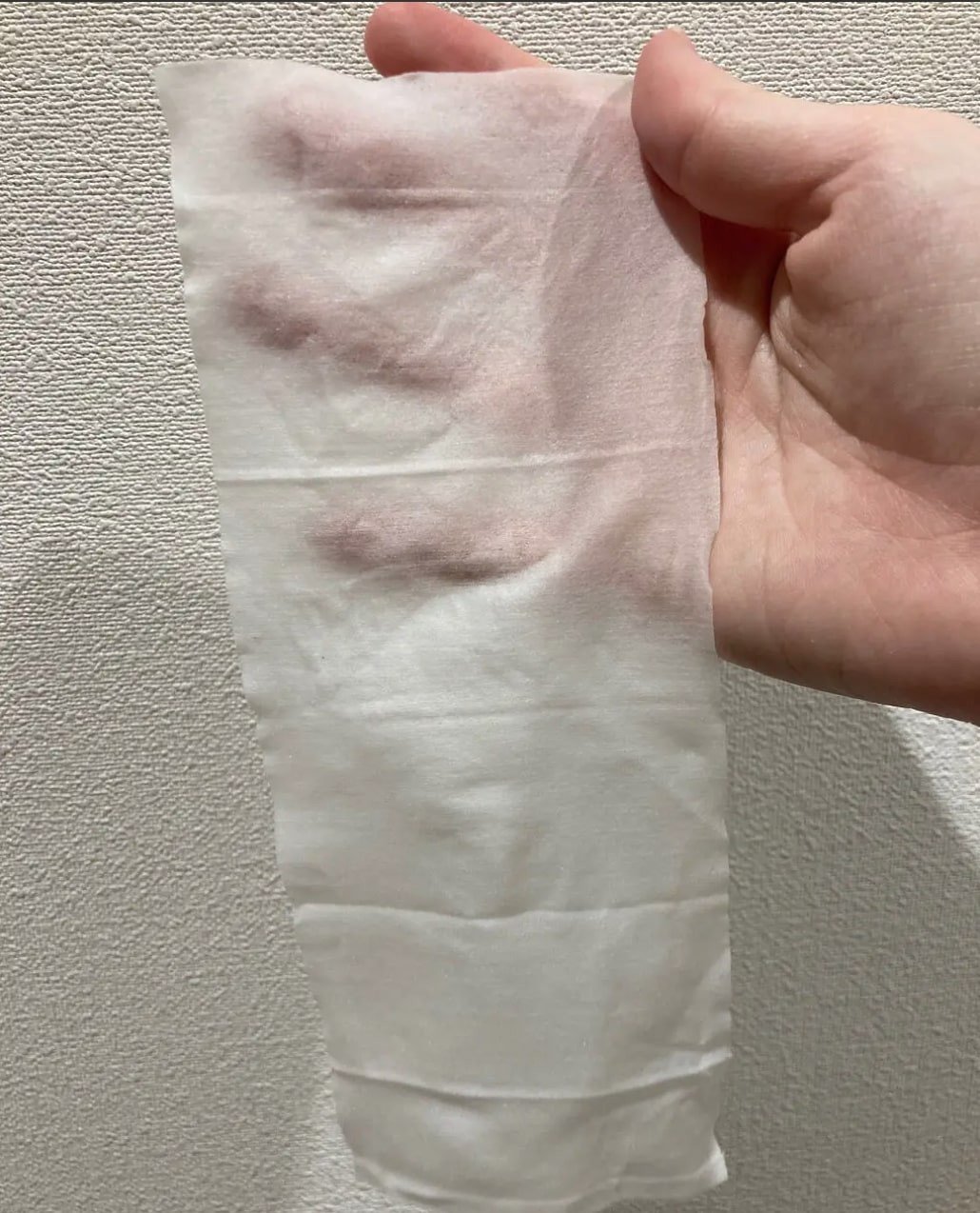 Hình ảnh minh họa gói giấy tẩy trang Kose Softymo của Nhật bên cạnh lớp trang điểm nhẹ