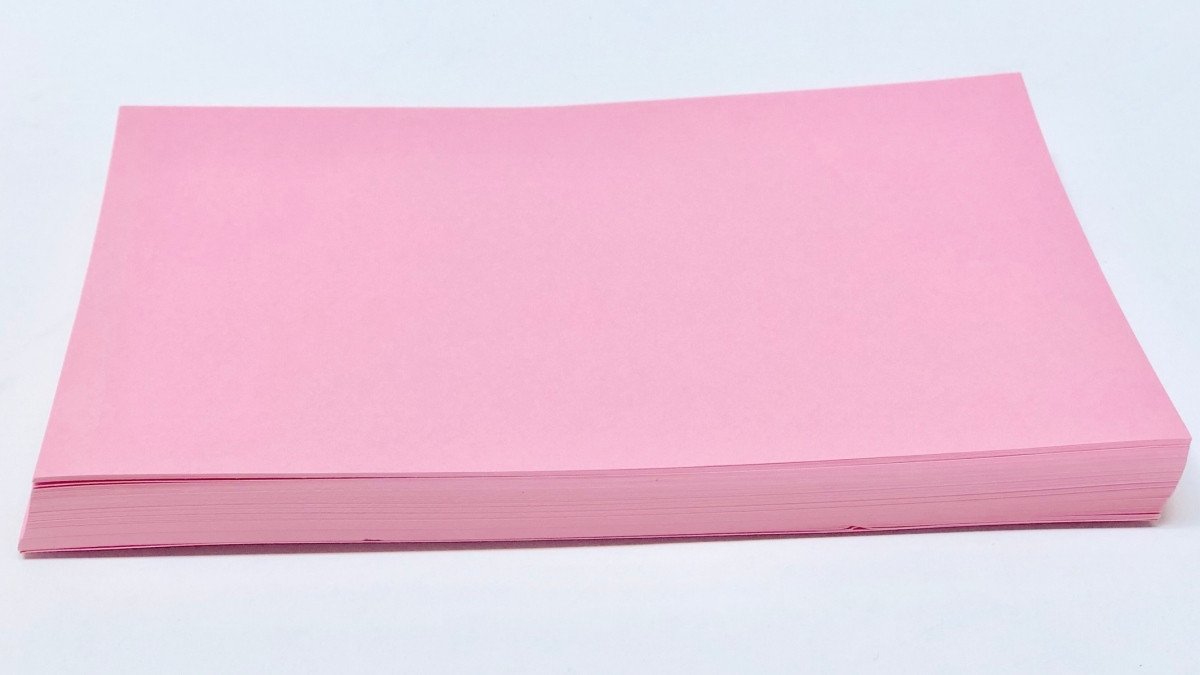 Hình ảnh minh họa nhiều tờ giấy A4, thể hiện sự phổ biến của khổ giấy này trong văn phòng và học tập