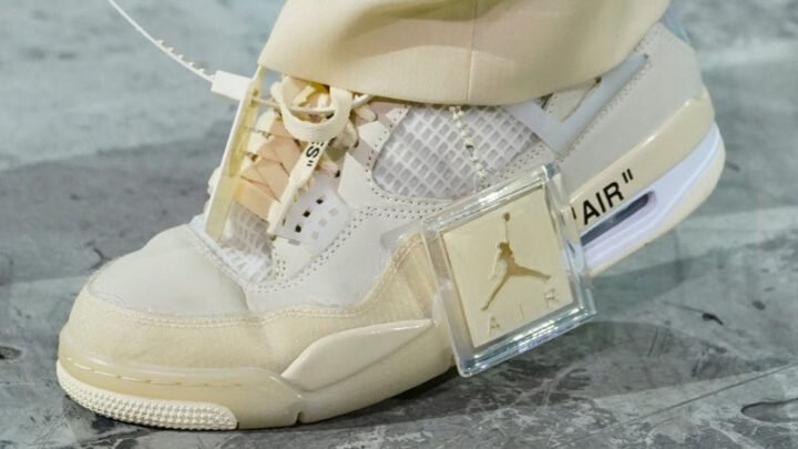 Hình ảnh minh họa thói quen xỏ giày sai cách gây ra nếp nhăn và hằn trên phần mũi giày sneaker