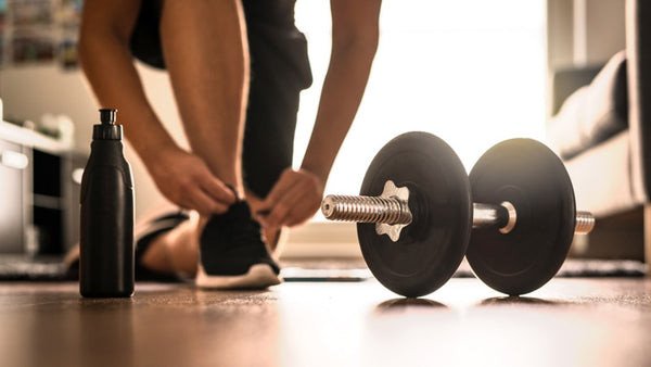 Hình ảnh một người đàn ông chọn giày tập gym phù hợp với nhu cầu sử dụng của bản thân.