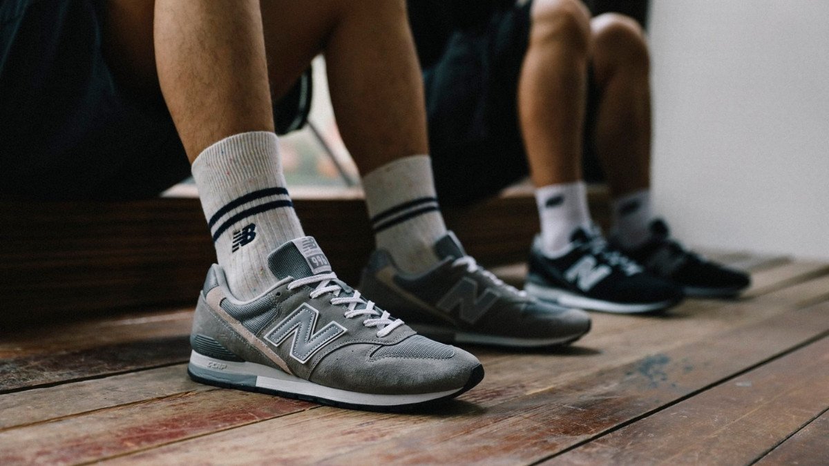 Hình ảnh một người đang chạy bộ với giày New Balance 996, thể hiện tính năng động