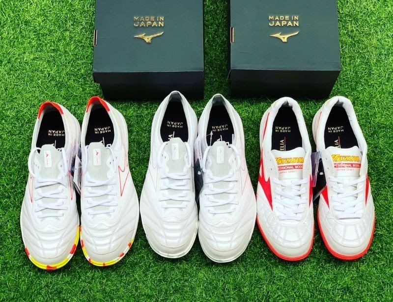 Hình ảnh người dùng đang thử giày tại cửa hàng, minh họa tầm quan trọng của việc thử trực tiếp để chọn đúng size giày cho chân bè.