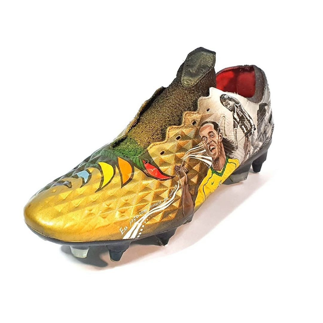 Hình ảnh Ronaldinho được vẽ tỉ mỉ trên giày đá bóng Nike Tiempo