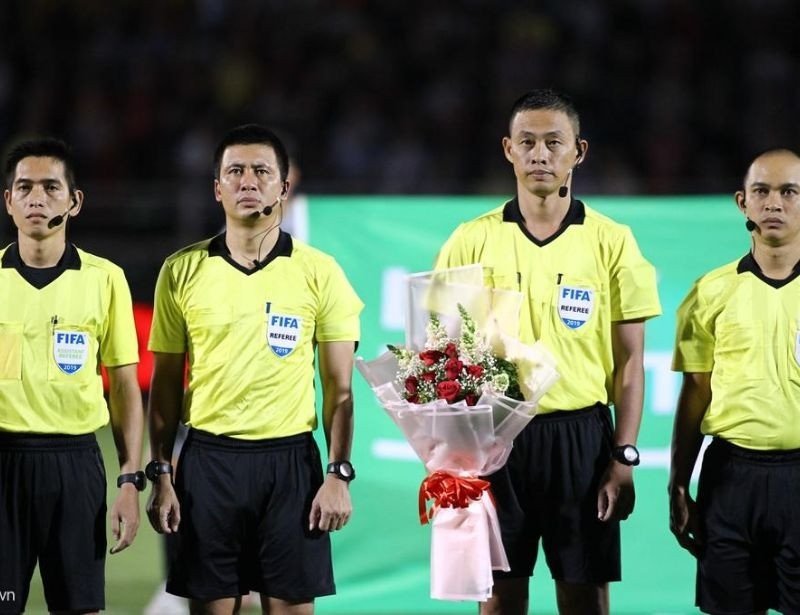 hình ảnh trọng tài di chuyển nhanh trên sân cỏ, minh họa sự cần thiết của giày trọng tài bóng đá có độ bám tốt