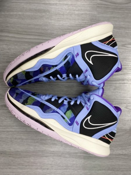 Họa tiết đế ngoài cải tiến và biểu tượng Kyrie Irving trên giày bóng rổ Kyrie 8