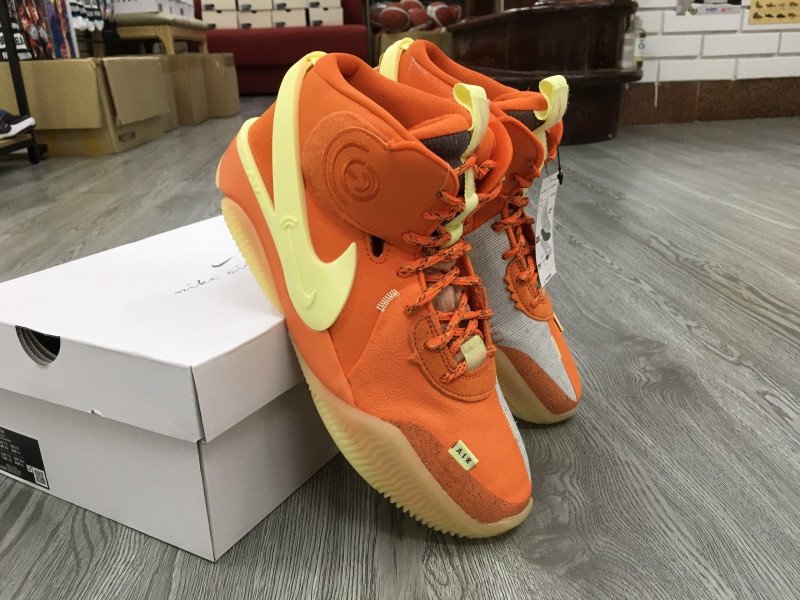 Họa tiết vân rãnh dạng sóng của đế ngoài giày bóng rổ Nike Air Deldon 1 giúp tăng độ bám