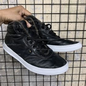 Hoàn thiện việc thay đế giày sneaker da Ecco, giày trông như mới với đế bền chắc.