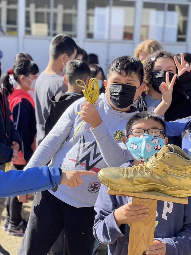 Học sinh vui vẻ di chuyển với những đôi giày thể thao năng động, hình ảnh này thường được dùng trong các thiết kế poster giày thể thao. Tạo ra poster quảng bá giày thể thao.