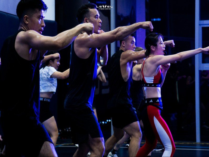 Học viên nam tập gym Cầu Giấy với máy móc hiện đại