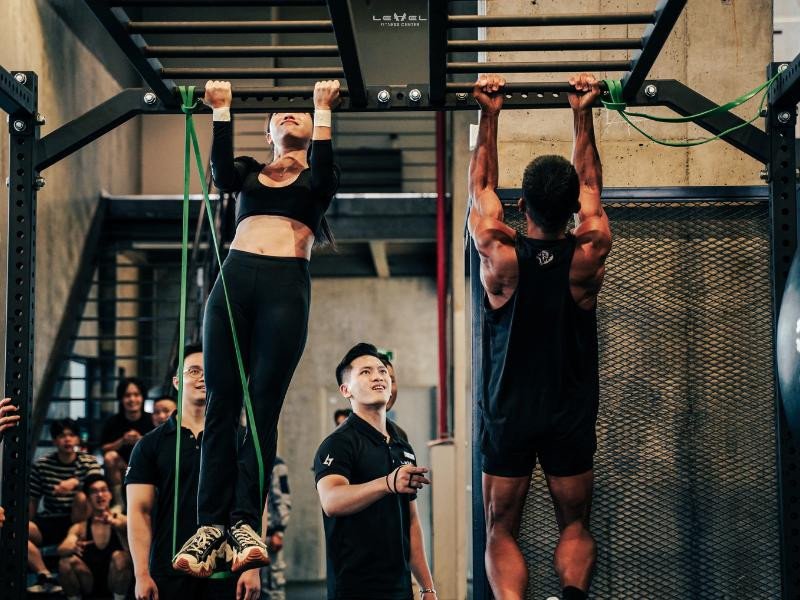 Học viên nữ tập yoga tại phòng gym Cầu Giấy với không gian thoải mái