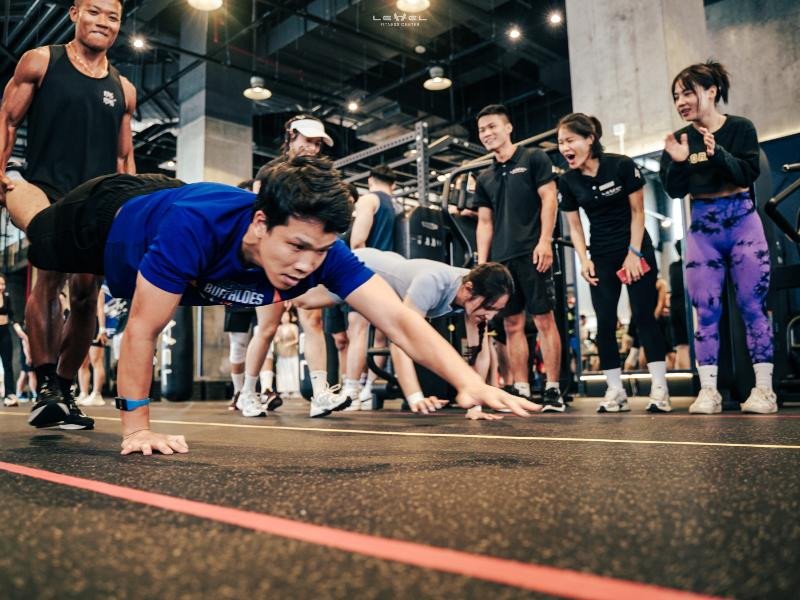 Học viên tập luyện nhóm tại trung tâm thể hình Cầu Giấy