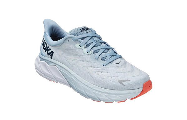 Hoka Arahi tích hợp nhiều lớp đệm để gia tăng độ êm ái khi chạy