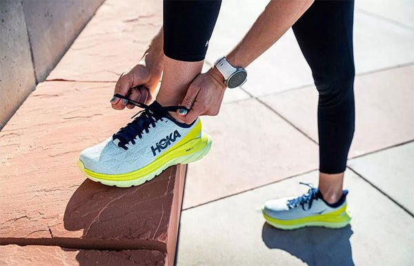 Hoka Mach với thiết kế ôm sát, hỗ trợ tăng tốc hiệu quả