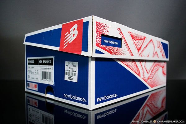 Hộp đựng giày New Balance chính hãng với logo sắc nét, là dấu hiệu đầu tiên để check giày new balance