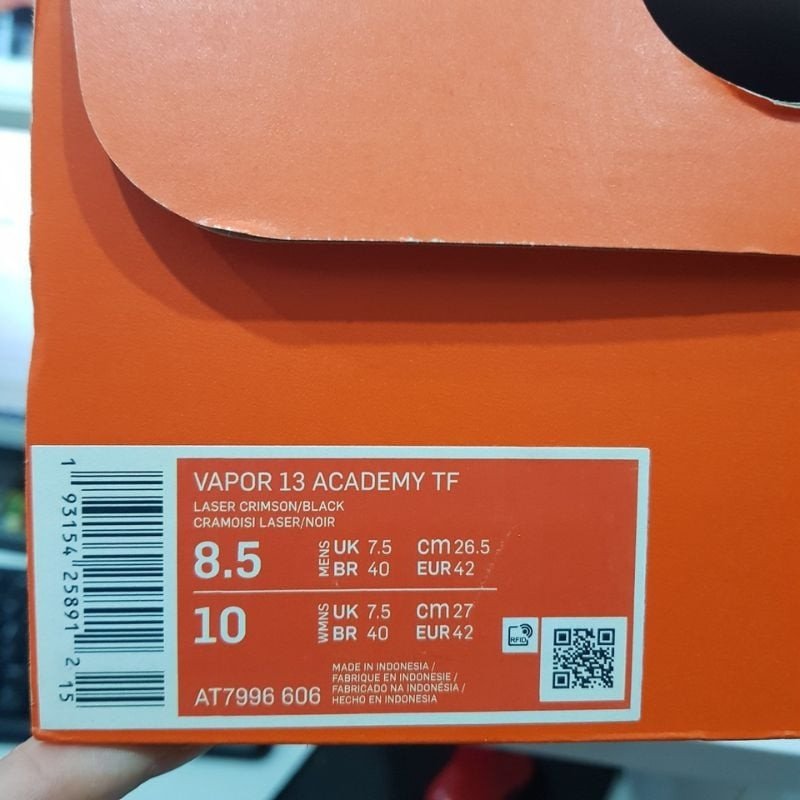 Hộp đựng và phụ kiện của giày đá bóng Nike chính hãng