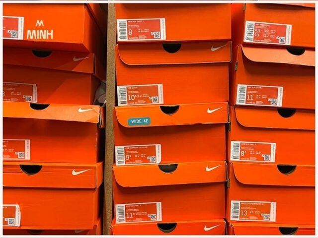 Hộp giày chính hãng có đầy đủ thông tin