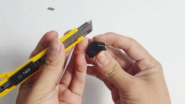 Hướng dẫn cách bẻ mũi dao rọc giấy để có lưỡi sắc bén mới
