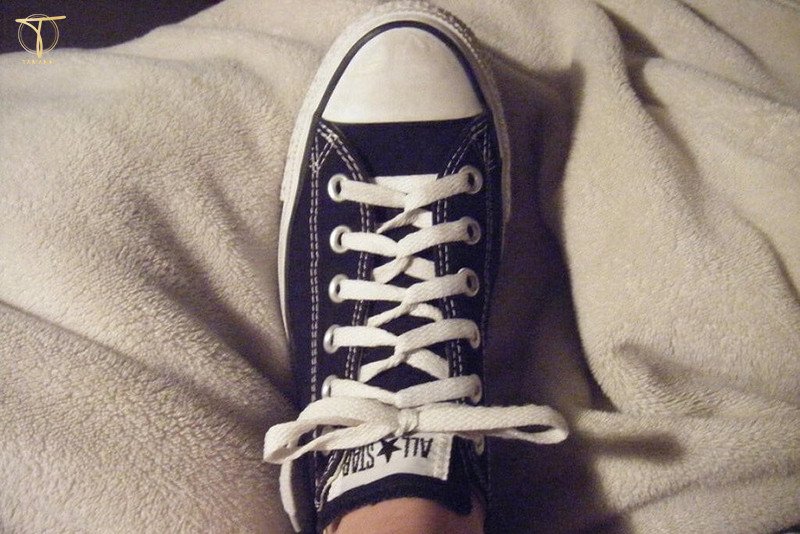 Hướng dẫn cách buộc dây giày sneaker 7 lỗ kiểu Loopback độc đáo và thu hút.