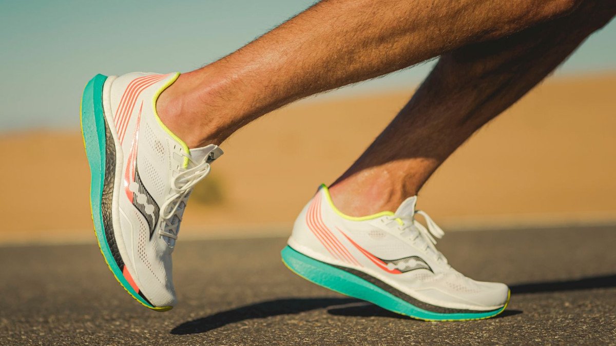 Hướng dẫn minh họa cách đo chiều dài bàn chân chính xác để tra bảng size giày Saucony.