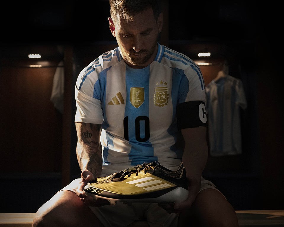 Huyền thoại Lionel Messi đang rê bóng với đôi giày đá bóng Adidas đặc trưng của anh