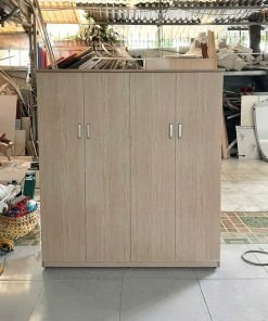 Kệ giày dép nhựa lớn, có khả năng chứa nhiều đôi giày cho cả gia đình.