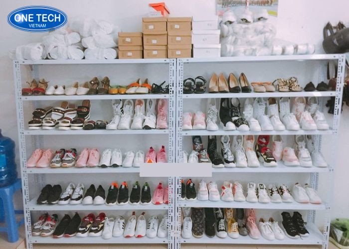 Kệ sắt V lỗ làm kệ bán giày hiệu quả
