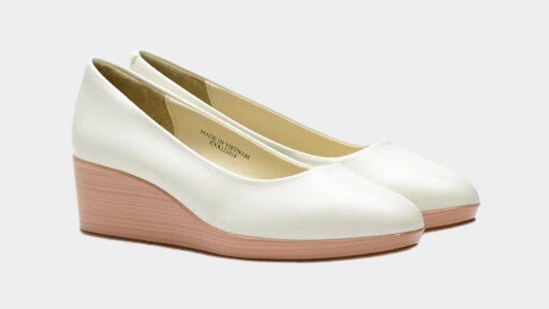 Kết hợp chân váy jean dài với giày đế xuồng màu be để tôn dáng