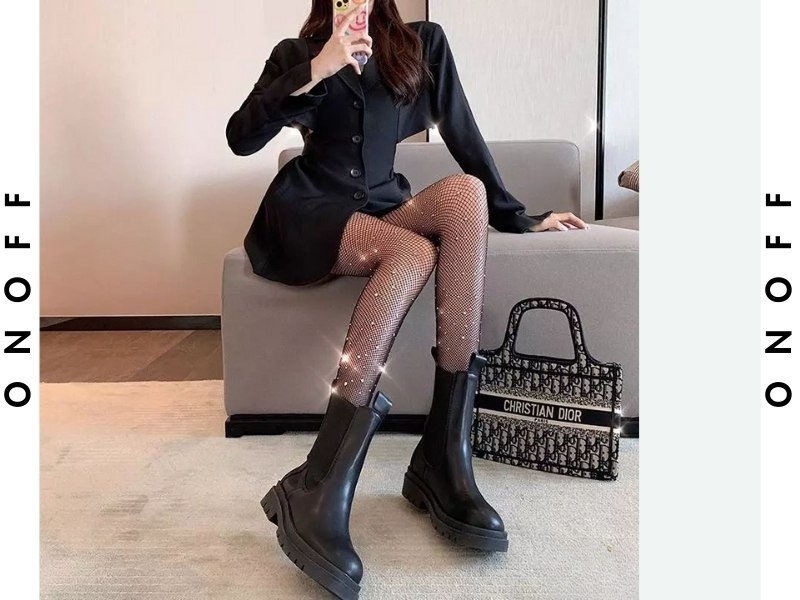 Kết hợp giày boots với tất lưới để tạo vẻ ngoài cá tính và gợi cảm