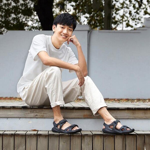 Kết hợp quần short kaki năng động cùng sandals