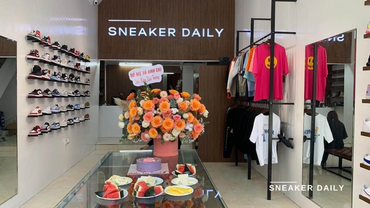 Khách hàng đang chọn mua giày sneaker tại một địa chỉ uy tín ở Bắc Ninh
