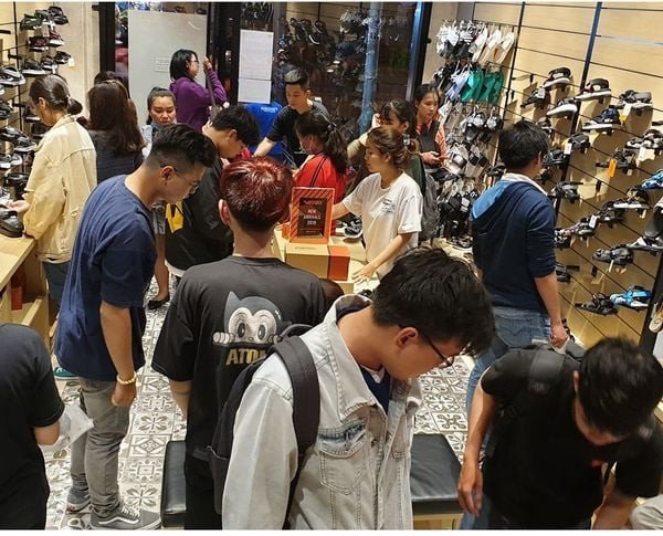 Khách hàng đang chọn mua giày tại một cửa hàng giày nữ đẹp ở TPHCM