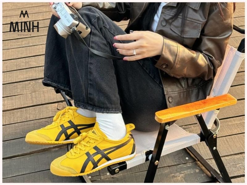 Khách hàng đang thử giày Onitsuka Tiger trực tiếp tại cửa hàng để tìm size phù hợp