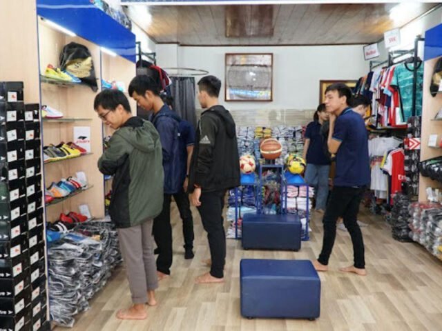 Khách hàng lựa chọn giày bóng đá tại Yousport Gò Vấp